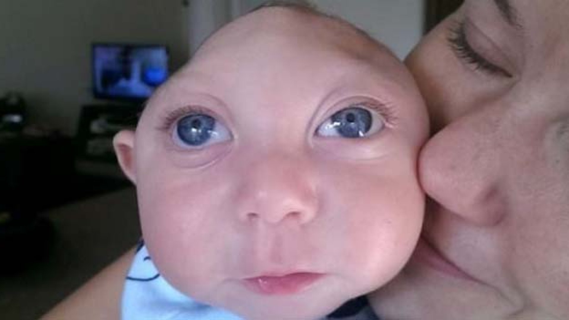 A kisfiú, aki fél aggyal él Jaxon Buell