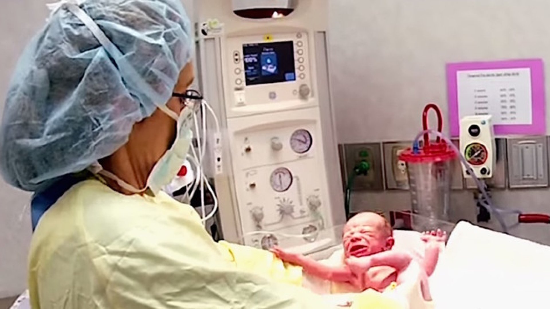 Egy újszülött ikerpár első találkozása