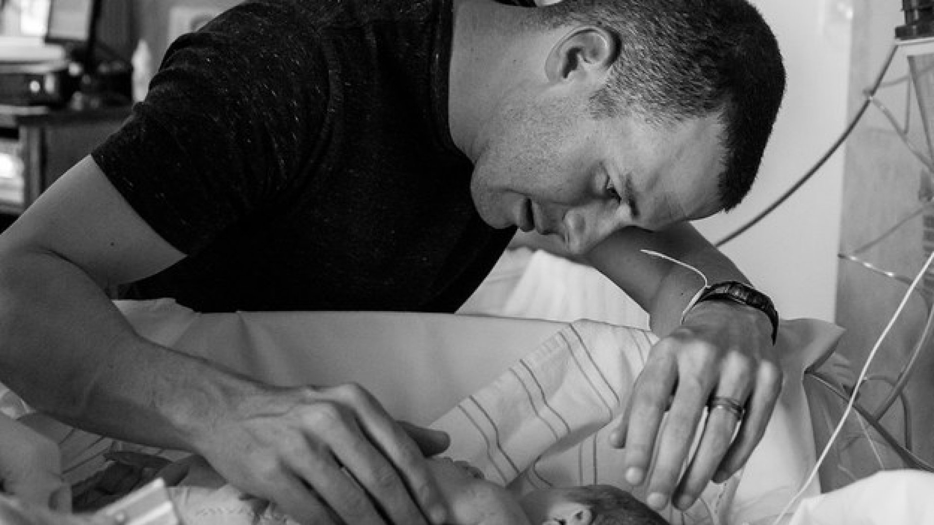 Nem csak az anyukák, hanem bizony az apukák is meg tudják könnyezni a csöppség érkezését. Ez a fotósorozat ezt mutatja be szuperül, hogy mennyire el tudnak érzékenyülni ők is!