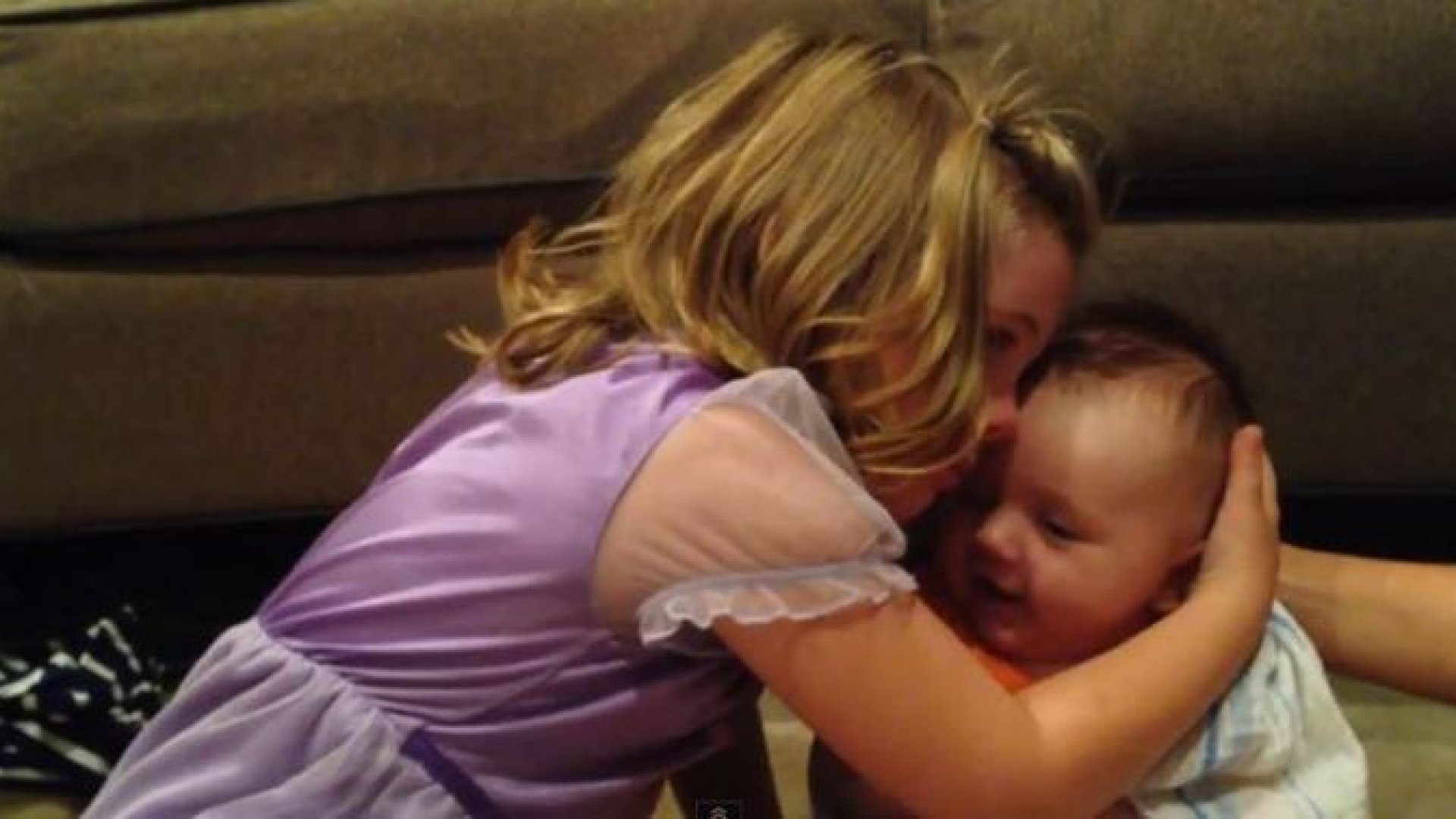 Ez a kislány most tudja meg, hogy kistestvére egyszer fel fog nőni - szívbemarkoló!