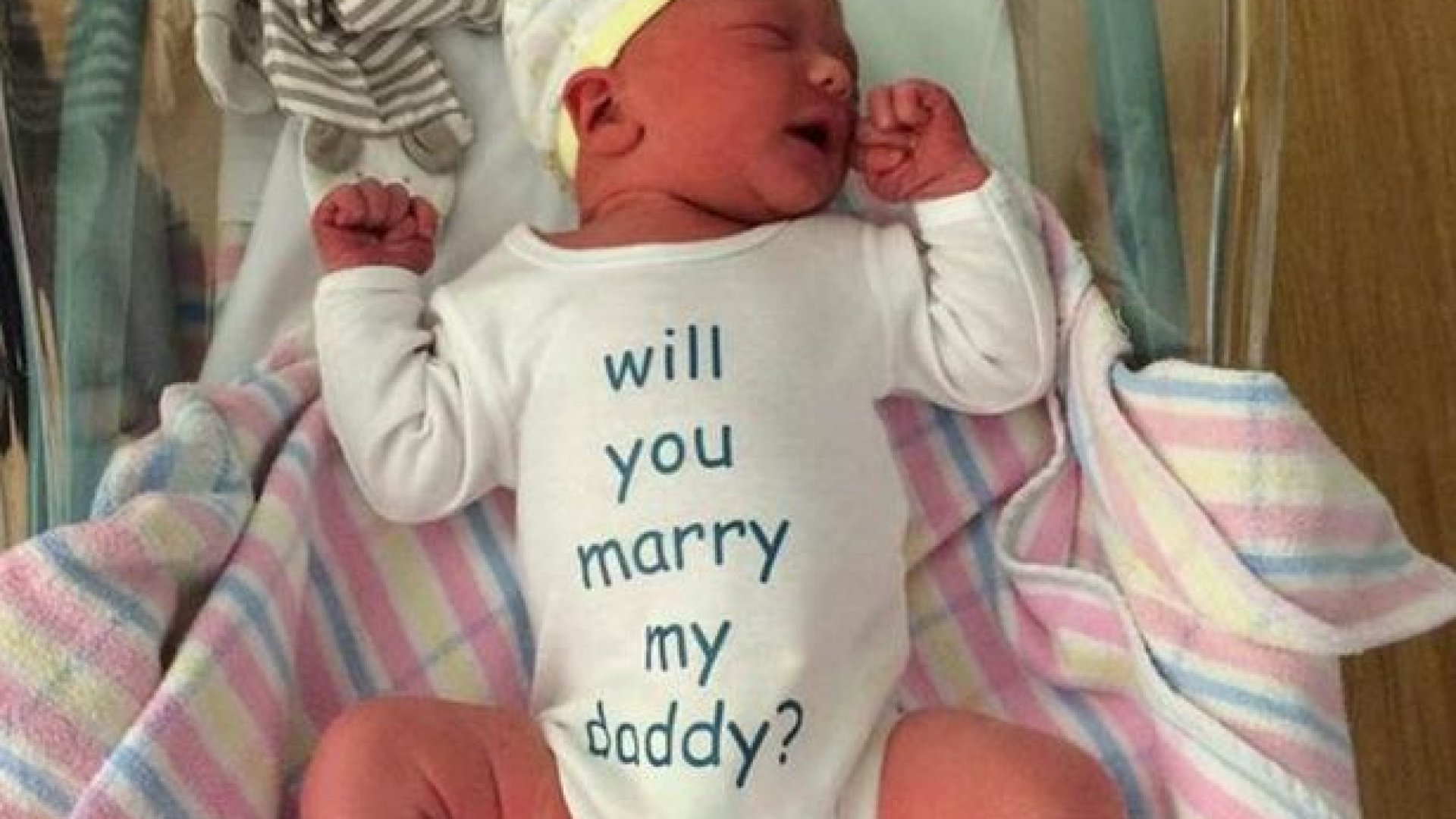 Kisbabájával kérte meg szerelme kezét az apuka