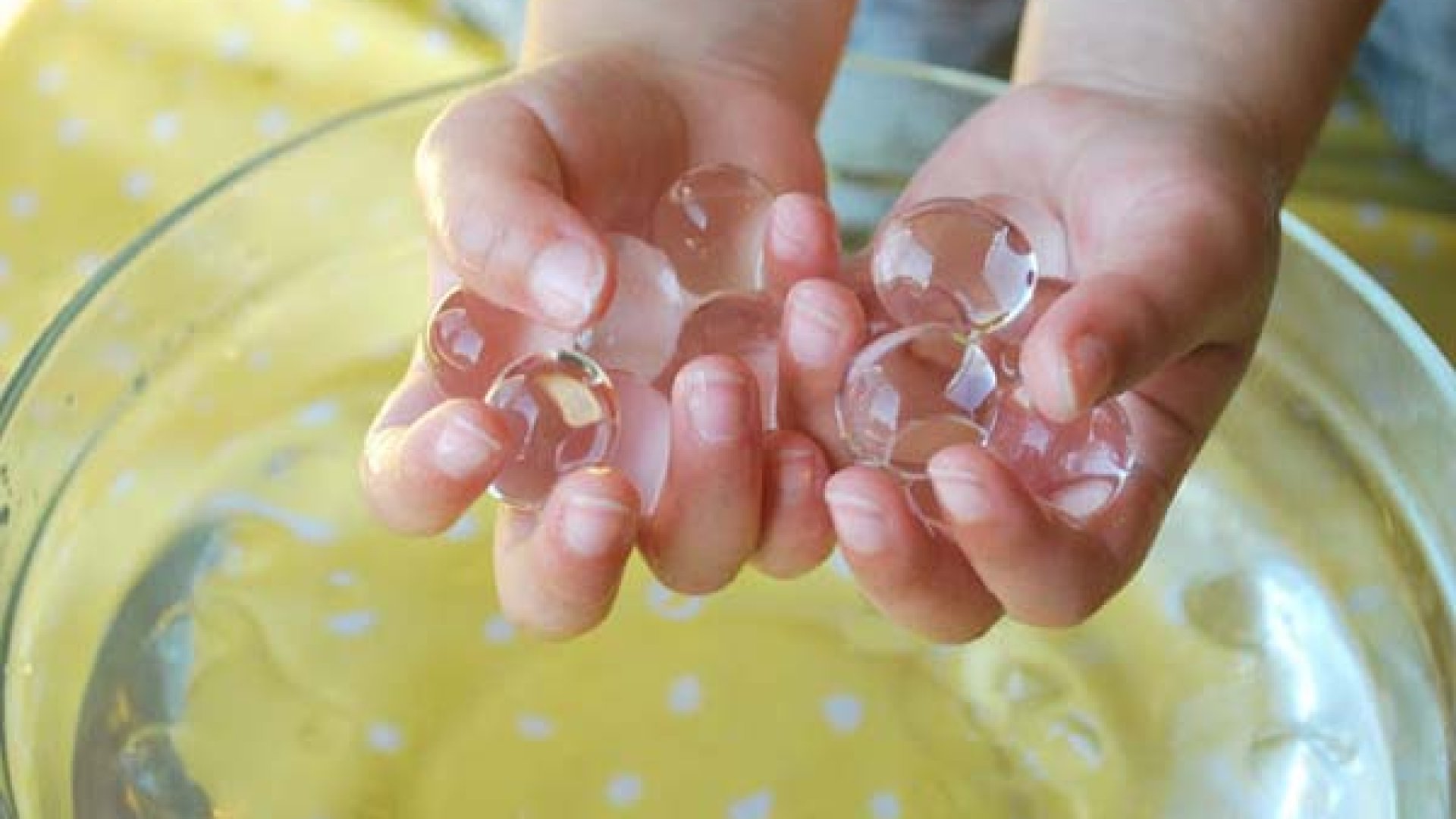 Ezekkel az olcsó és kreatív gyerekjátékokkal kösd le gyereked!