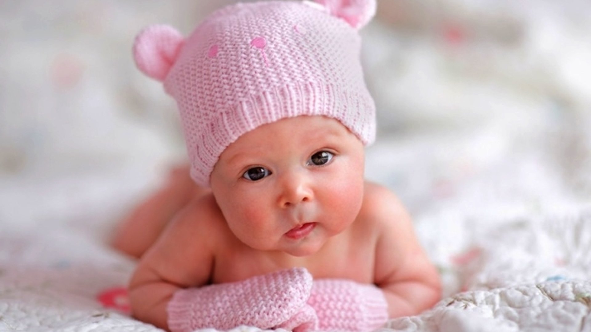 Az újszülöttek, körülbelül 3 hónapos korukig rengeteg törődést igényelnek. 2-3 óránként felkelnek, sírnak és még annyira picik és törékenyek, hogy a pelenkázás sem egy egyszerű feladat. Az alábbi összeállításban azt a 10 dolgot gyűjtöttük össze, amit mind