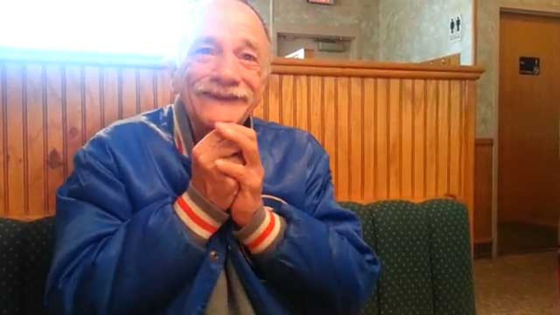 Ez a pár egy nagyon kreatív módját találta ki a kis jövevény bejelentésének. A nagypapa egy cumit kapott, amiről először azt hitte, csak egy gonosz kis vicc - de később kiderül, hogy nem neki szánták a cumit, hanem a leendő unokájának. A reakciója nagyon 