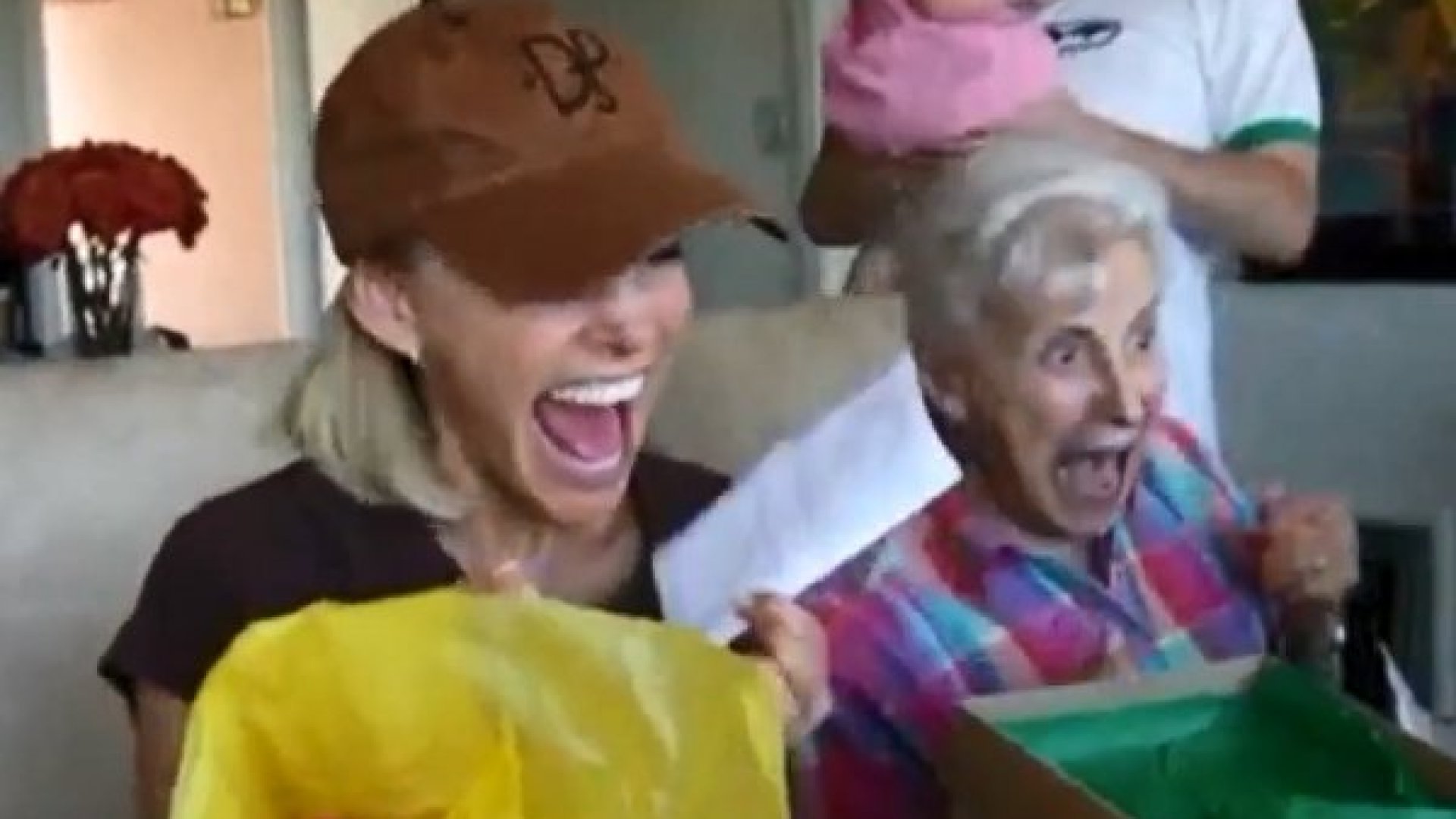 Így örülnek a nagyszülők a gyermekáldás hírének! :D