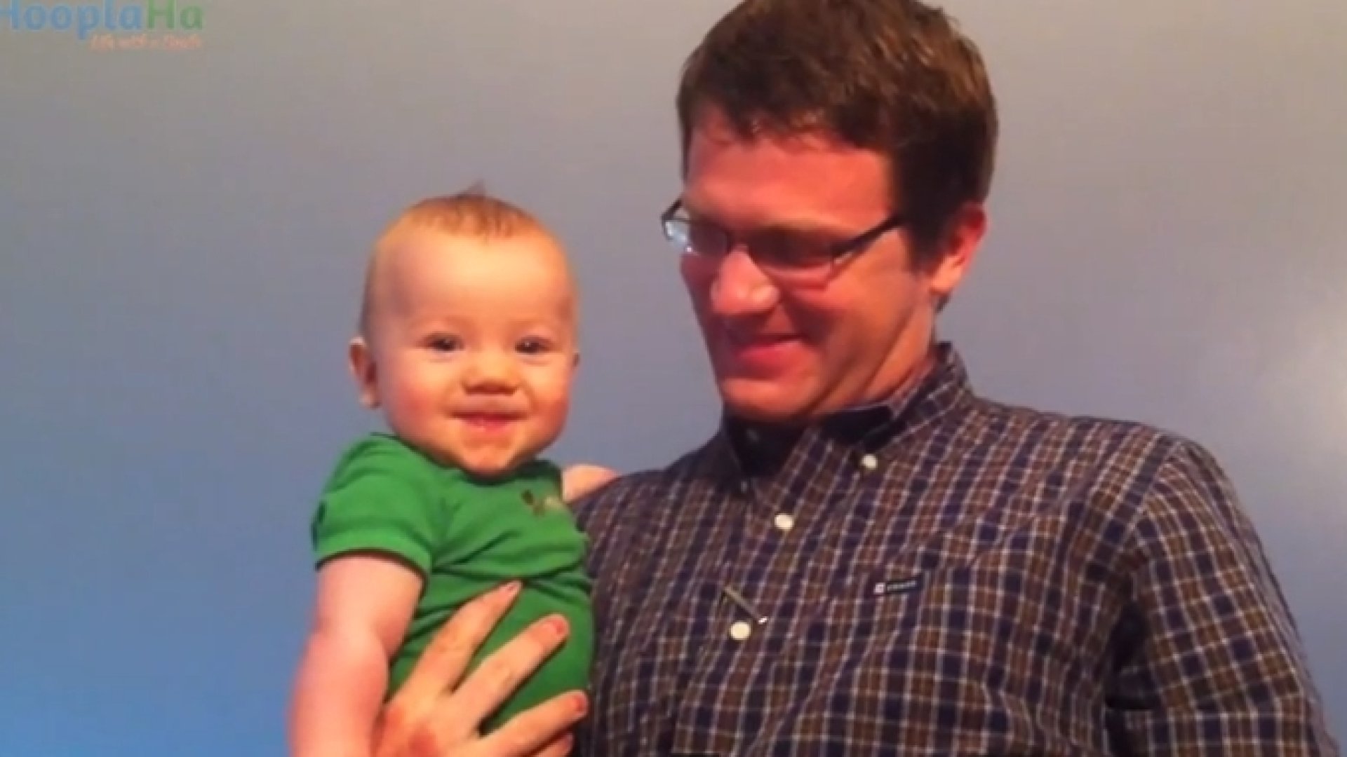 Irtó cuki videó jelent meg a Daily Mailen, ami már be is járta a fél világot. A videó babákról szól, akik rettenetesen örülnek, hogy apukájuk hazaérkezik. Ha valakinek tehát kétségei vannak a gyerekvállalást illetően...