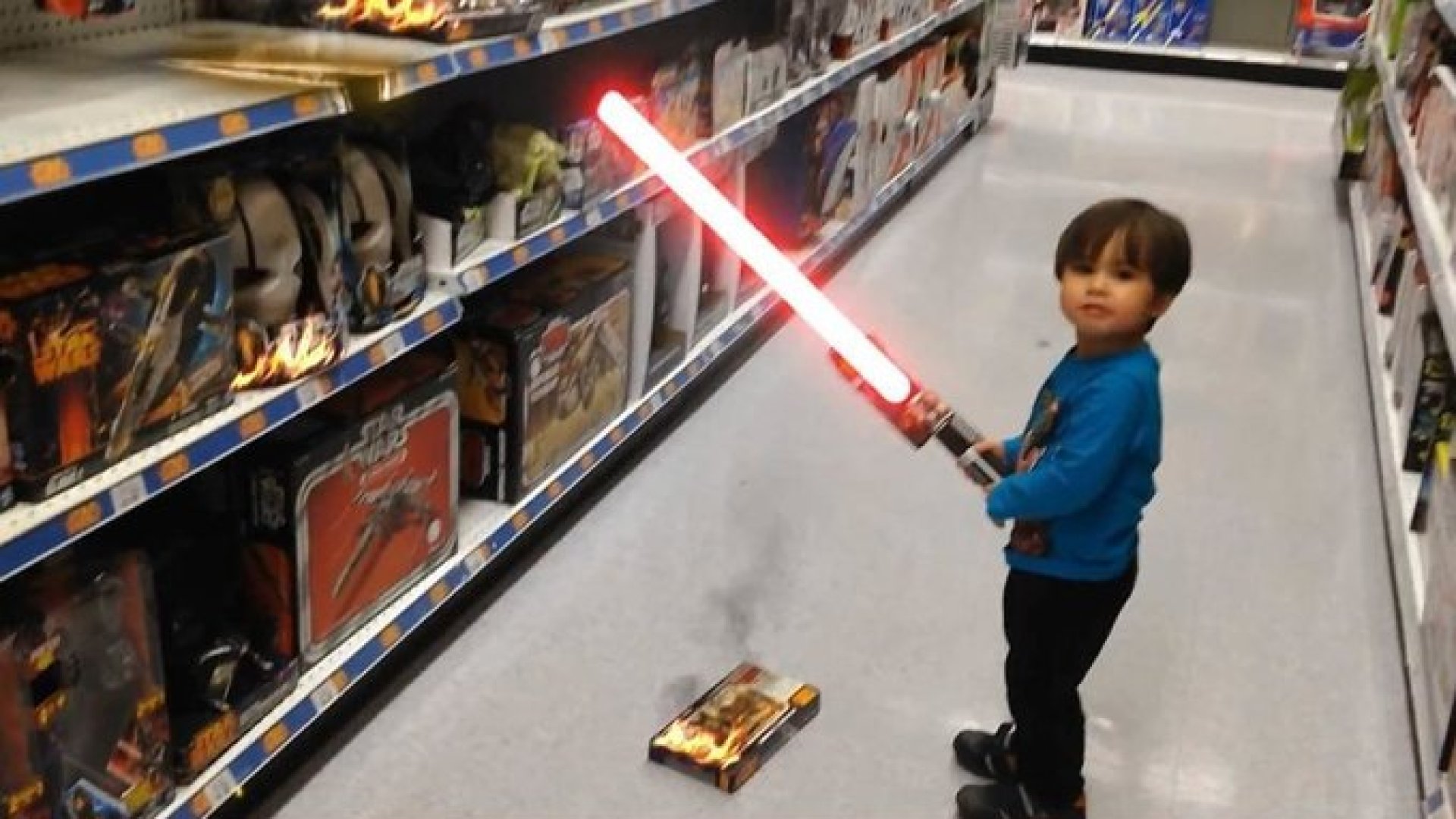 Menő apuka szuperhőst csinált a kisfiából! (videókkal)