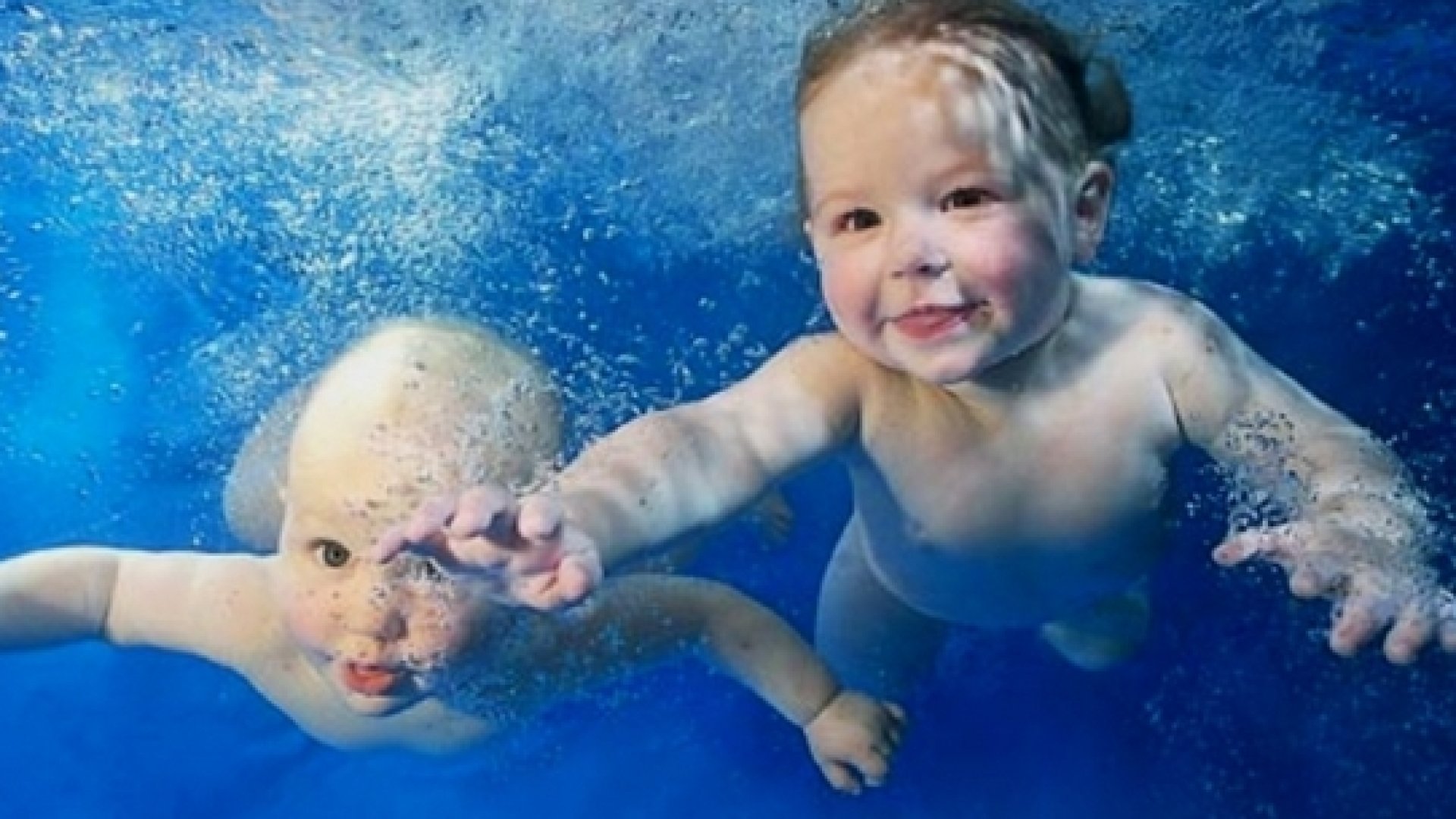 Elképesztő, hogy milyen jól úsznak a babák kiskorukban. Sokan félnek elengedni őket a vízben, pedig nem kellene, hiszen remekül elvannak még a mély vízben is! :) Nézzétek meg a videót!