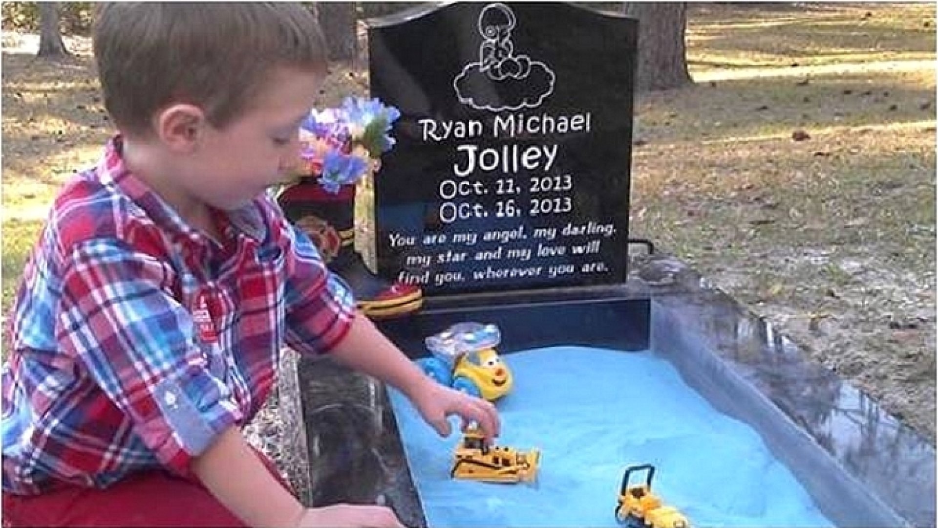 Vírusszerűen terjed az a szívbemarkoló kép, amit egy amerikai édesanya, név szerint Ashlee Hammac készített kisfiáról, ahogy a kicsi az öccse sírjára épített homokozóban játszik.