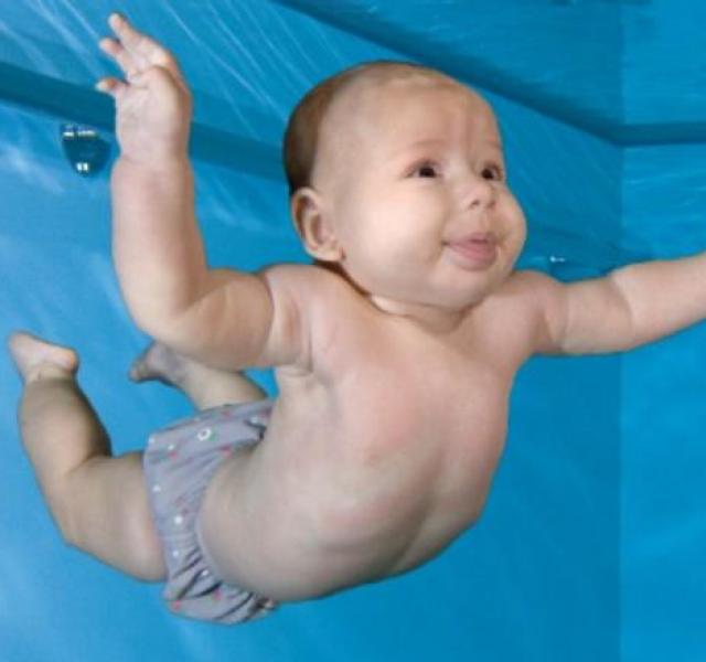 Hogyan úsznak a babák? A baba szeret úszni