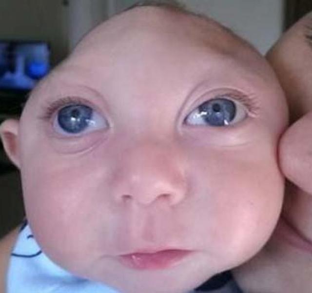 A kisfiú, aki fél aggyal él Jaxon Buell