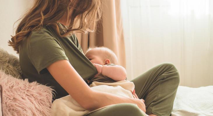 A szoptatás előnyei Édesanya szoptatja a gyermekét