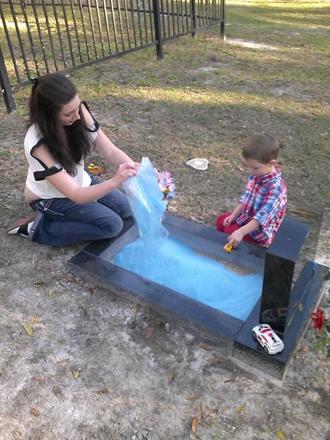 Vírusszerűen terjed az a szívbemarkoló kép, amit egy amerikai édesanya, név szerint Ashlee Hammac készített kisfiáról, ahogy a kicsi az öccse sírjára épített homokozóban játszik.