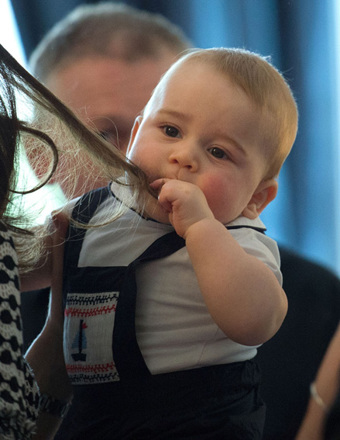 A kis György herceg folyamatosan levesz minket a lábunkról aranyosabbnál aranyosabb fotóival. Április 7-én érkeztek Új-Zélandra, ahol friss fotók készültek róla. Most sem kellett csalódnunk: elbűvölő és zabálnivaló! ^_^