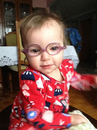 Amikor ez a kislány, Emma hat hónapos volt, a szülei észrevették, hogy valami nincs rendben vele. Folyamatosan úgy tűnt, mintha vicces arcokat vágna. Később aztán kiderült, hogy ferde szemmel született, amit az orvosok addig nem tudtak diagnosztizálni. Íg