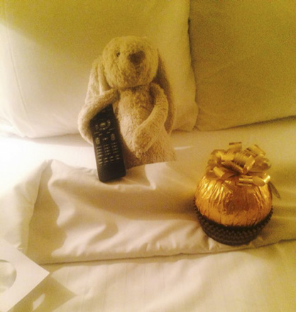 Kiszolgálták a plüss nyuszit a hotelben Plüss nyúl a hotelben