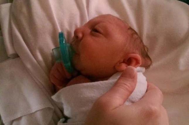 A kisfiú, aki fél aggyal él Jaxon Buell